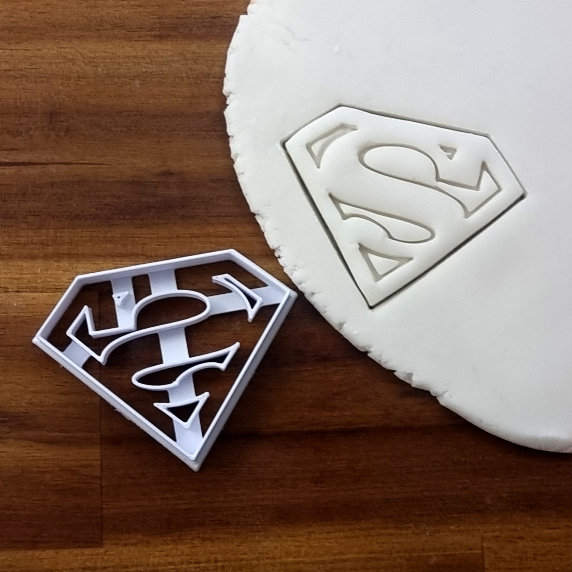 Logo Supermana | vykrajovátko Baker's Paradise